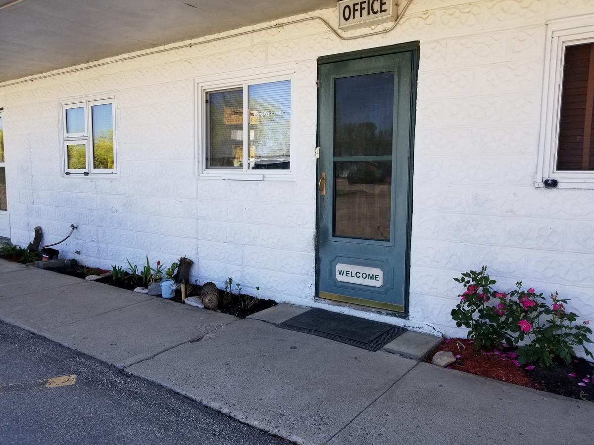 Melsask Motel Melville Exteriör bild